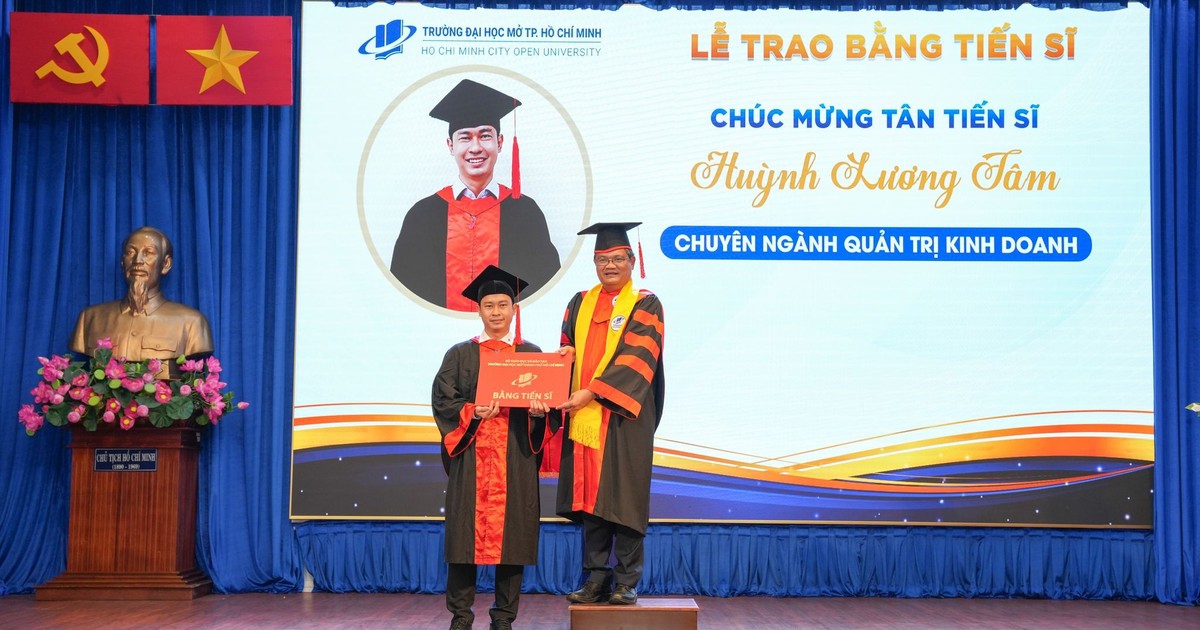 Trường Đại học Mở TPHCM trao bằng Tiến sĩ và Thạc sĩ năm 2023