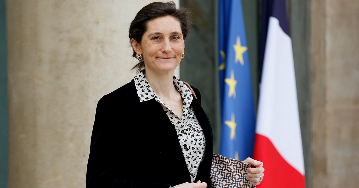 Tân Bộ trưởng Giáo dục Pháp hứng chỉ trích vì con học trường tư