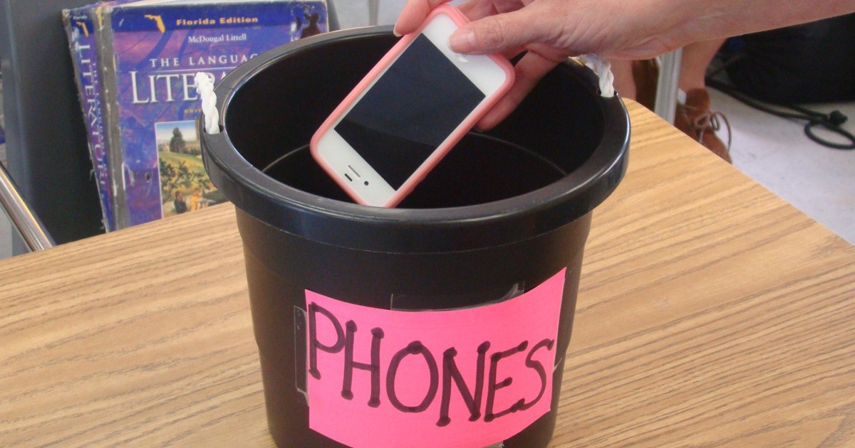 Anh cấm học sinh sử dụng điện thoại tại trường