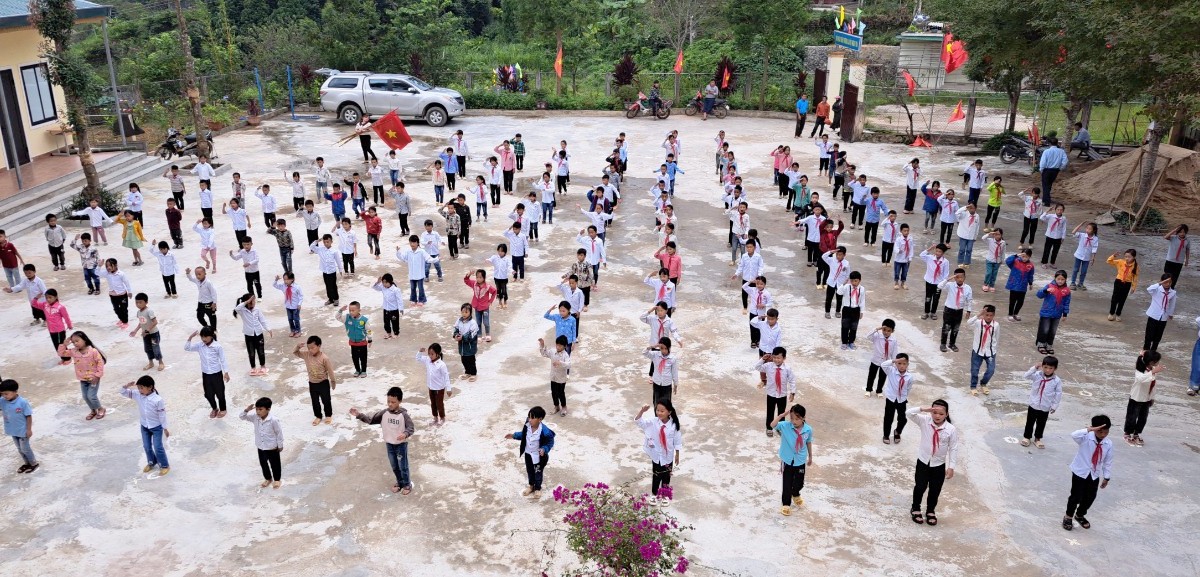 Thầy cô vùng cao Nghệ An trả phép sớm đón trò trở lại trường