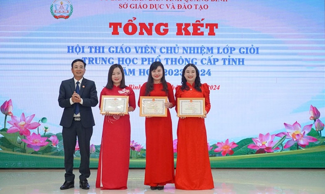 Quảng Bình trao giải thưởng cho 21 giáo viên chủ nhiệm lớp giỏi bậc THPT