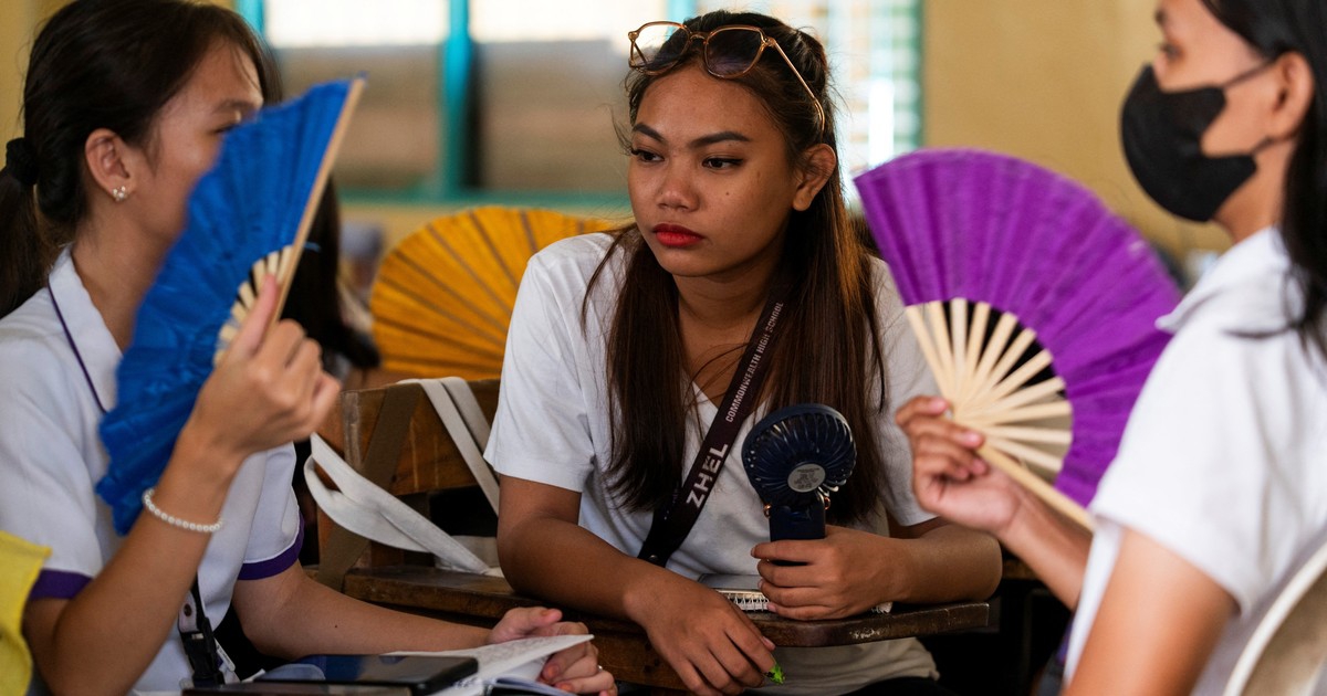 Học sinh Philippines không thể tập trung học vì nắng nóng