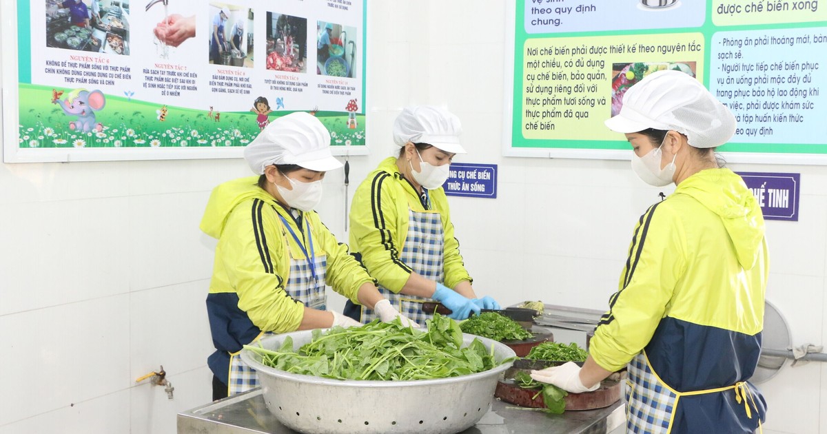 Đề xuất nấu ăn trong trường mầm non là nghề nặng nhọc, độc hại: Hợp tình, hợp lý