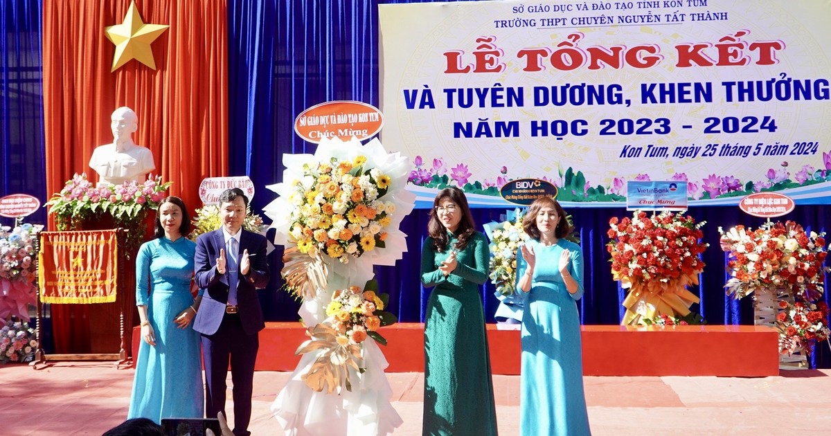 Tuyên dương học sinh Trường THPT chuyên Nguyễn Tất Thành Kon Tum