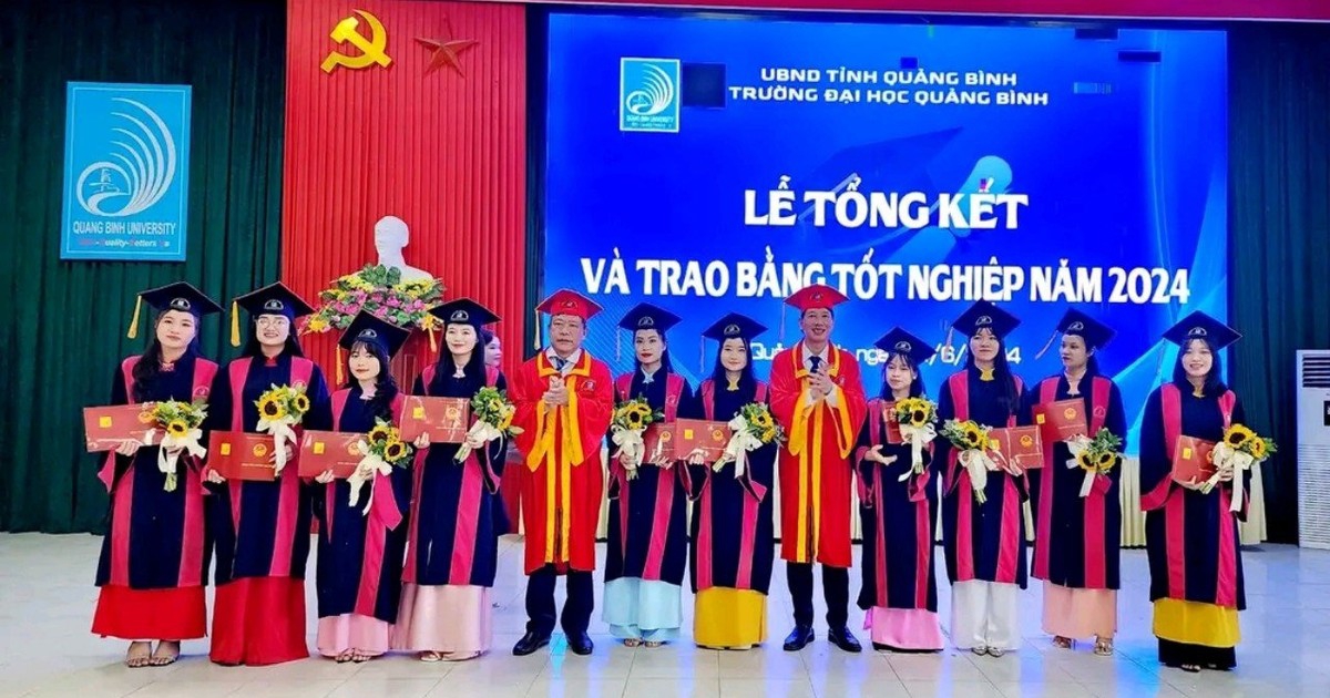 Trường ĐH Quảng Bình trao bằng tốt nghiệp cho hơn 200 sinh viên