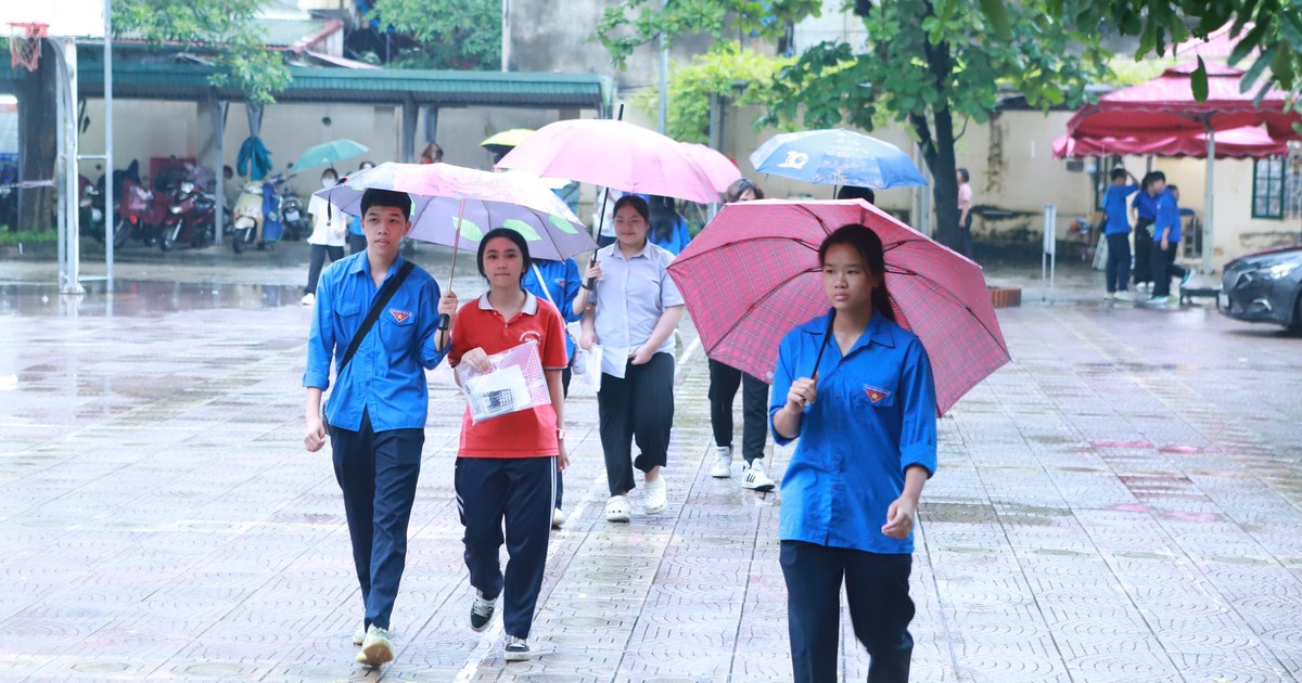 Sĩ tử Hà Nội đội mưa đến trường thi buổi cuối tuyển sinh vào lớp 10