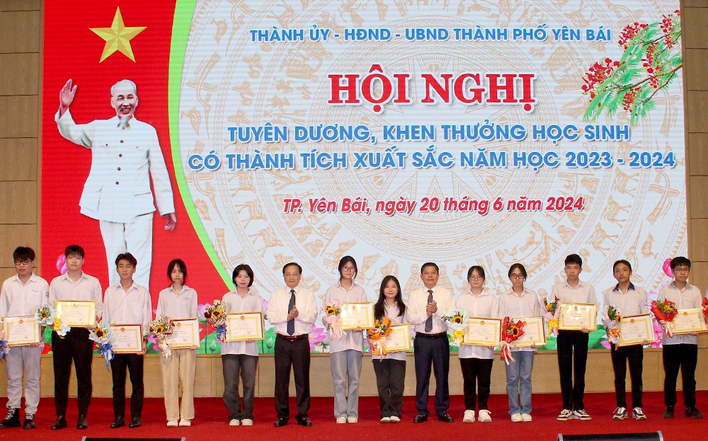 Thành phố Yên Bái tuyên dương, khen thưởng 224 học sinh xuất sắc