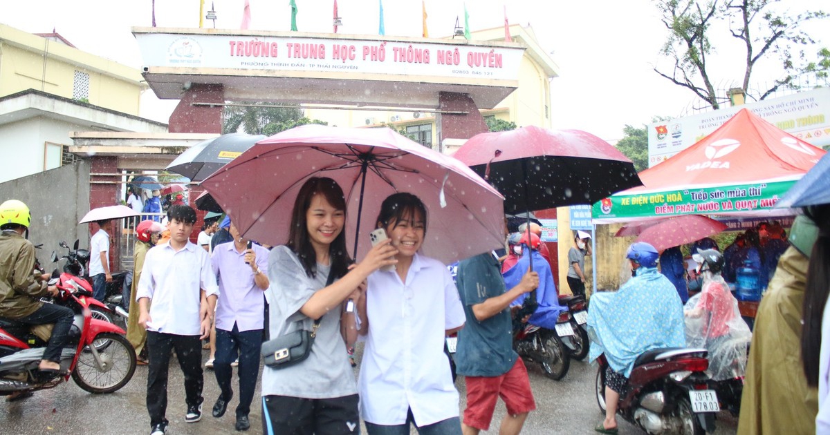 Thí sinh Thái Nguyên hoàn thành môn thi đầu tiên trong niềm hân hoan