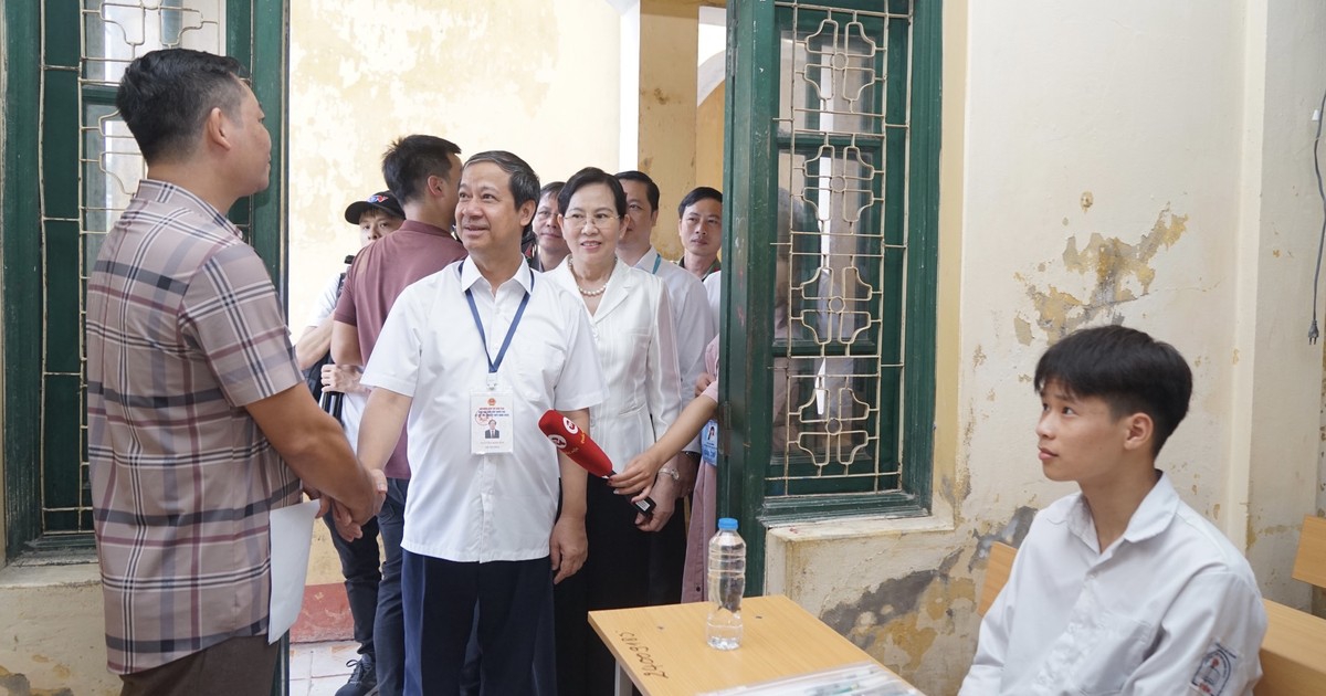 Bộ trưởng Nguyễn Kim Sơn động viên thí sinh, cán bộ làm thi tốt nghiệp THPT