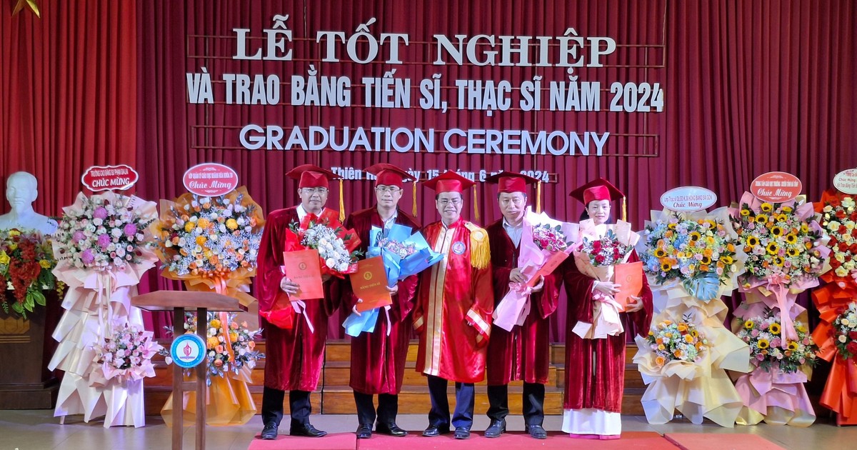 Trường ĐH Sư phạm Huế trao bằng tiến sĩ và thạc sĩ 3 khóa học