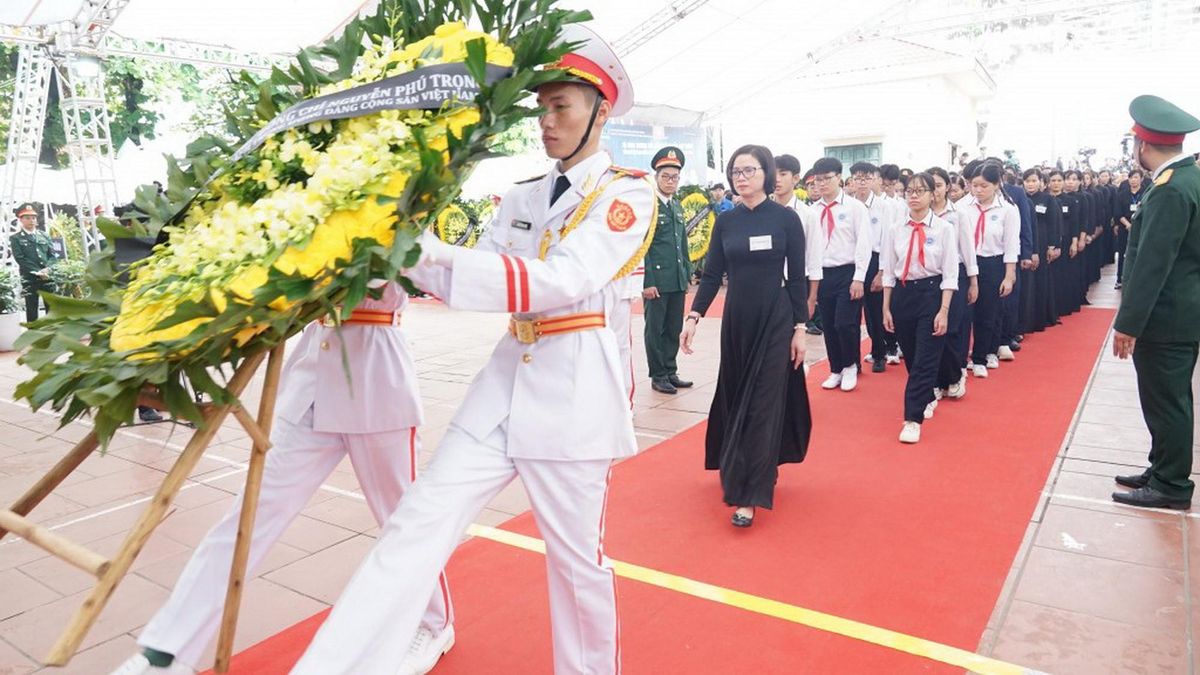 Giáo viên, học sinh thành kính tưởng niệm Tổng bí thư Nguyễn Phú Trọng